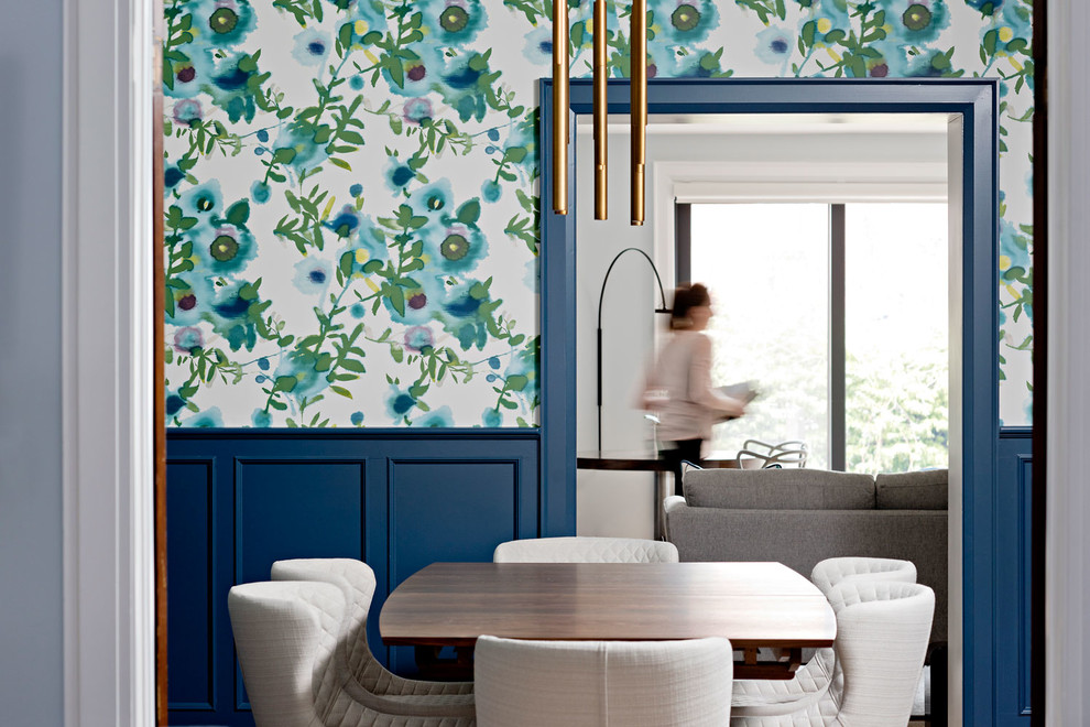 Свежая идея для дизайна: отдельная столовая среднего размера в стиле модернизм с синими стенами и светлым паркетным полом - отличное фото интерьера