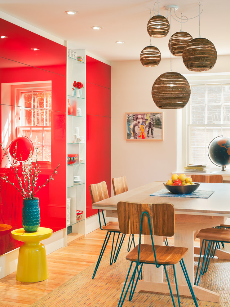 Источник вдохновения для домашнего уюта: столовая среднего размера в современном стиле с красными стенами и паркетным полом среднего тона без камина