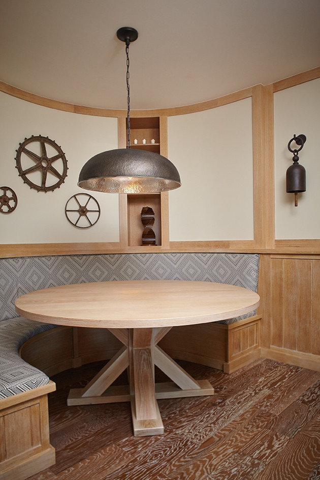 Inspiration pour une salle à manger marine fermée et de taille moyenne avec un mur beige et un sol en bois brun.