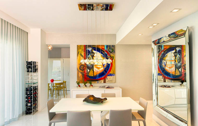 Réalisation d'une salle à manger ouverte sur le salon minimaliste de taille moyenne avec un mur gris et un sol en carrelage de porcelaine.