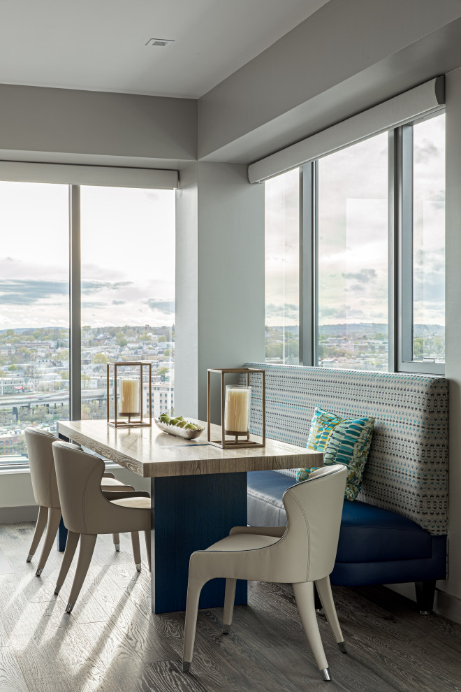 Immagine di una sala da pranzo aperta verso la cucina design di medie dimensioni con pareti beige, nessun camino, pavimento grigio e parquet scuro