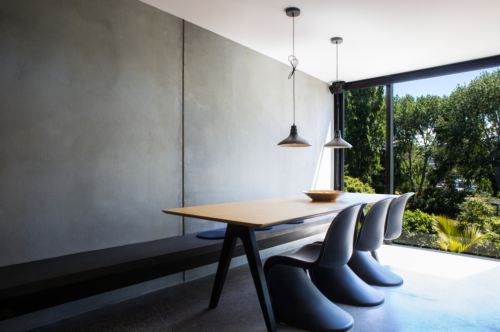 На фото: столовая в современном стиле с серыми стенами, бетонным полом и серым полом с