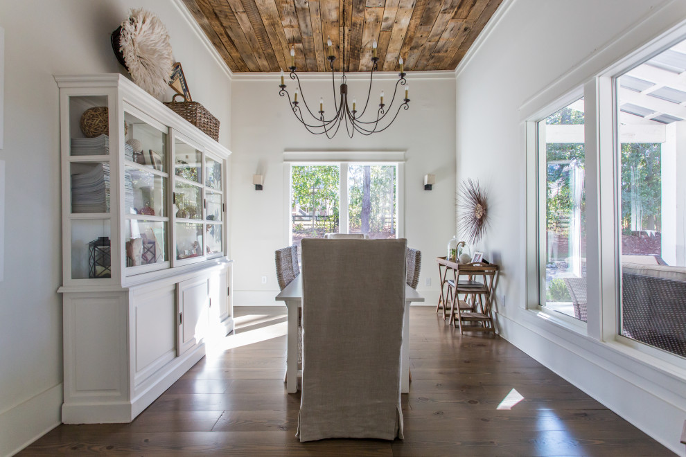 Exemple d'une salle à manger nature avec un mur blanc, parquet foncé, un sol marron et un plafond en bois.