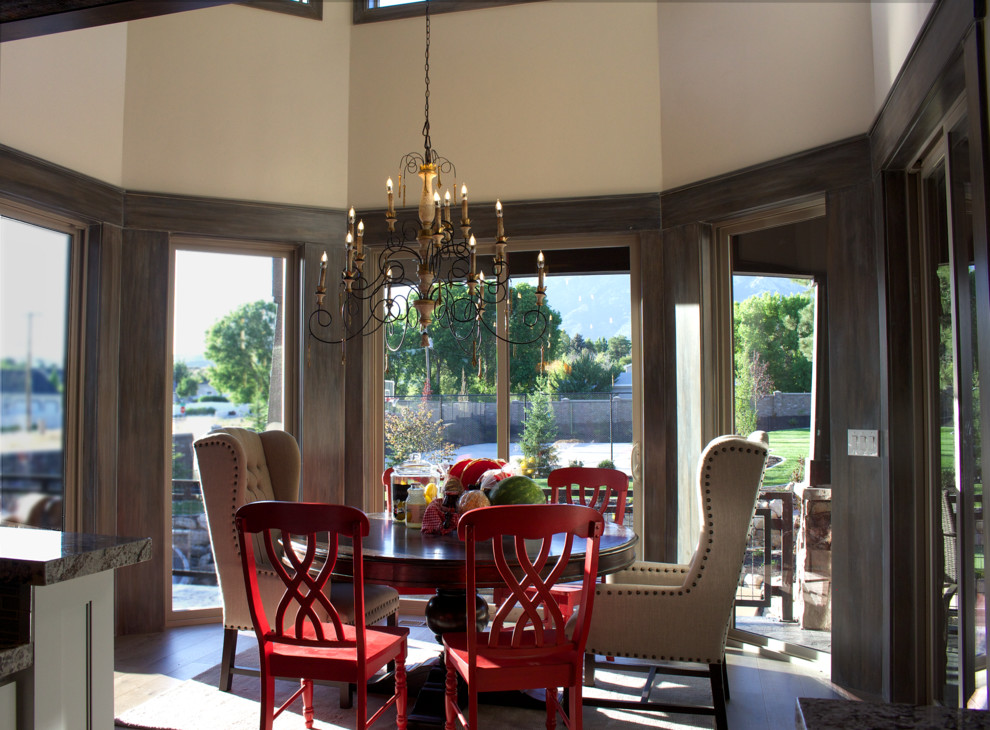 Immagine di una sala da pranzo aperta verso il soggiorno classica con pareti beige e parquet chiaro