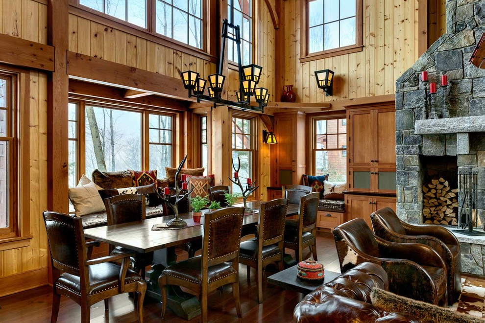 Foto di una grande sala da pranzo aperta verso il soggiorno rustica con pavimento in legno massello medio