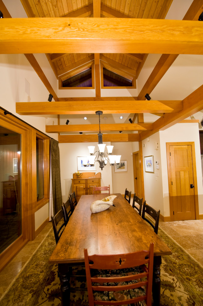 Aménagement d'une salle à manger ouverte sur la cuisine craftsman de taille moyenne avec un mur beige et un sol en travertin.