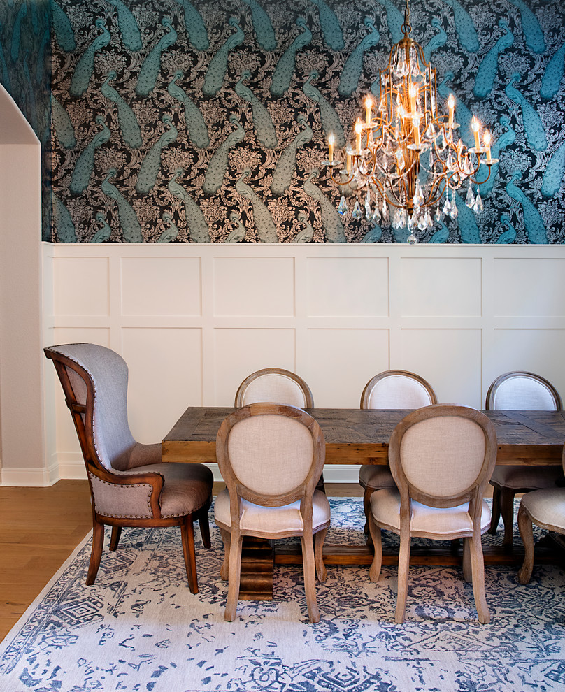 На фото: большая отдельная столовая в стиле неоклассика (современная классика) с синими стенами, светлым паркетным полом и коричневым полом без камина