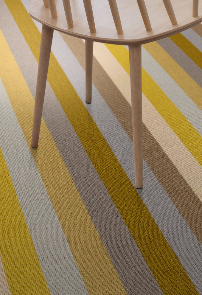 На фото: столовая в стиле модернизм с ковровым покрытием и желтым полом