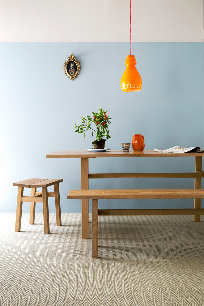 Стильный дизайн: столовая в стиле рустика с синими стенами и ковровым покрытием - последний тренд