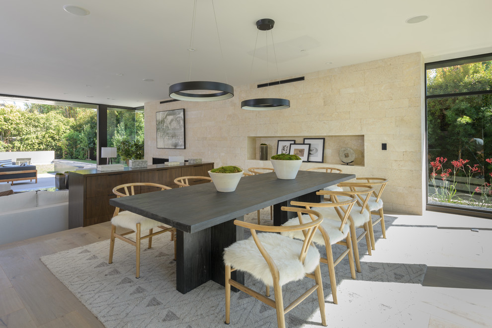 Идея дизайна: гостиная-столовая в современном стиле с бежевыми стенами, паркетным полом среднего тона и коричневым полом