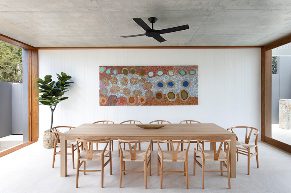 Foto di una sala da pranzo minimal con pareti bianche e pavimento grigio