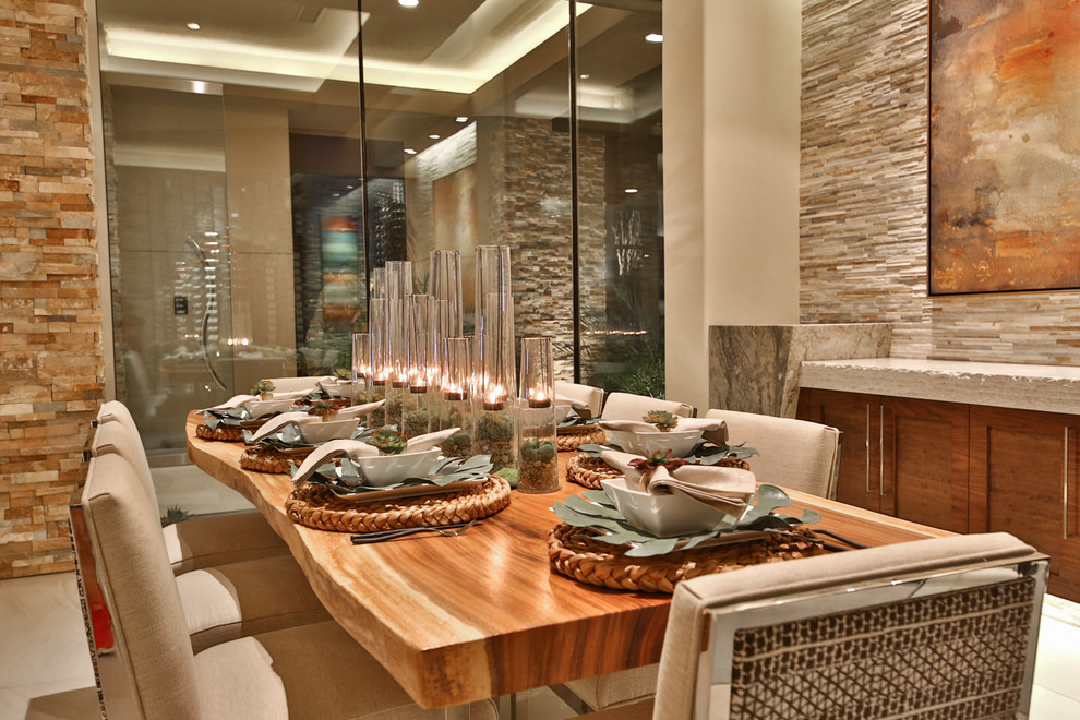 На фото: большая гостиная-столовая в современном стиле с бежевыми стенами, полом из керамогранита и бежевым полом без камина