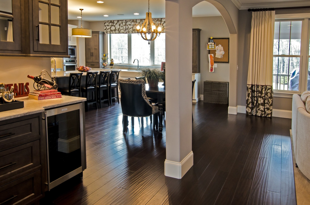 Ispirazione per una sala da pranzo design con pavimento in bambù e pavimento marrone