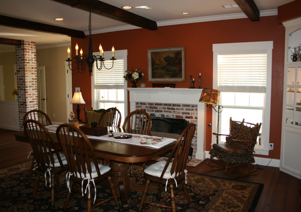 Mittelgroße Country Wohnküche mit roter Wandfarbe, braunem Holzboden und Kamin in Dallas