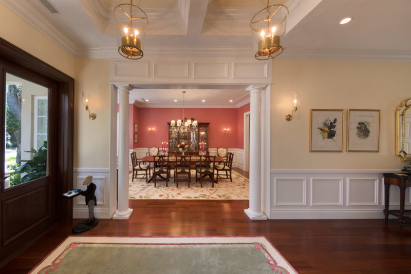 Inspiration pour une grande salle à manger traditionnelle fermée avec un mur rose et un sol en bois brun.