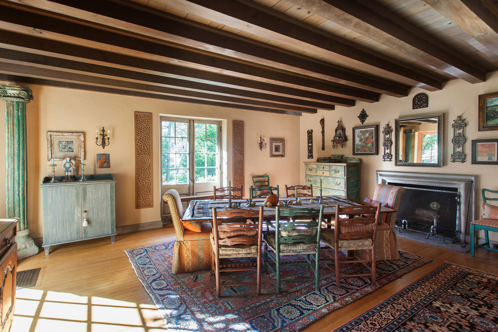 Landhausstil Esszimmer mit beiger Wandfarbe, braunem Holzboden, Kamin und braunem Boden in Sonstige
