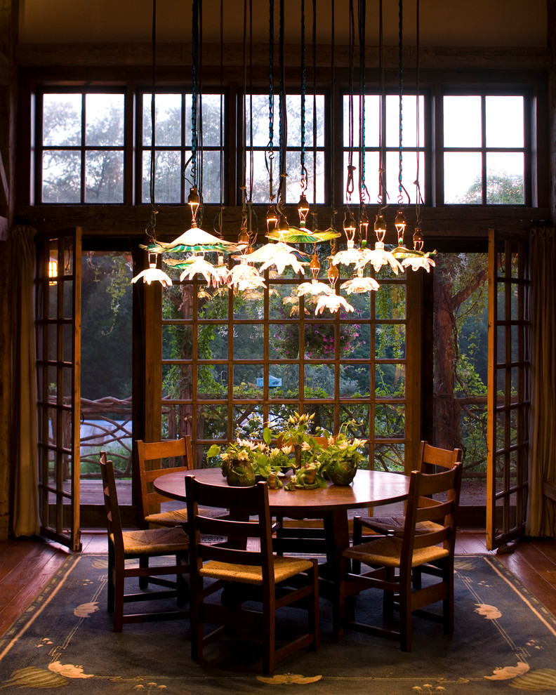 Foto di una sala da pranzo aperta verso il soggiorno stile rurale di medie dimensioni con parquet scuro