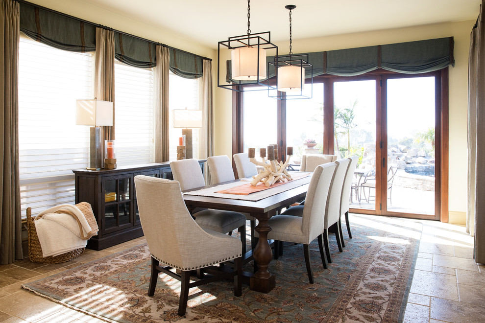 Ispirazione per una sala da pranzo aperta verso la cucina classica di medie dimensioni con pareti beige e pavimento con piastrelle in ceramica