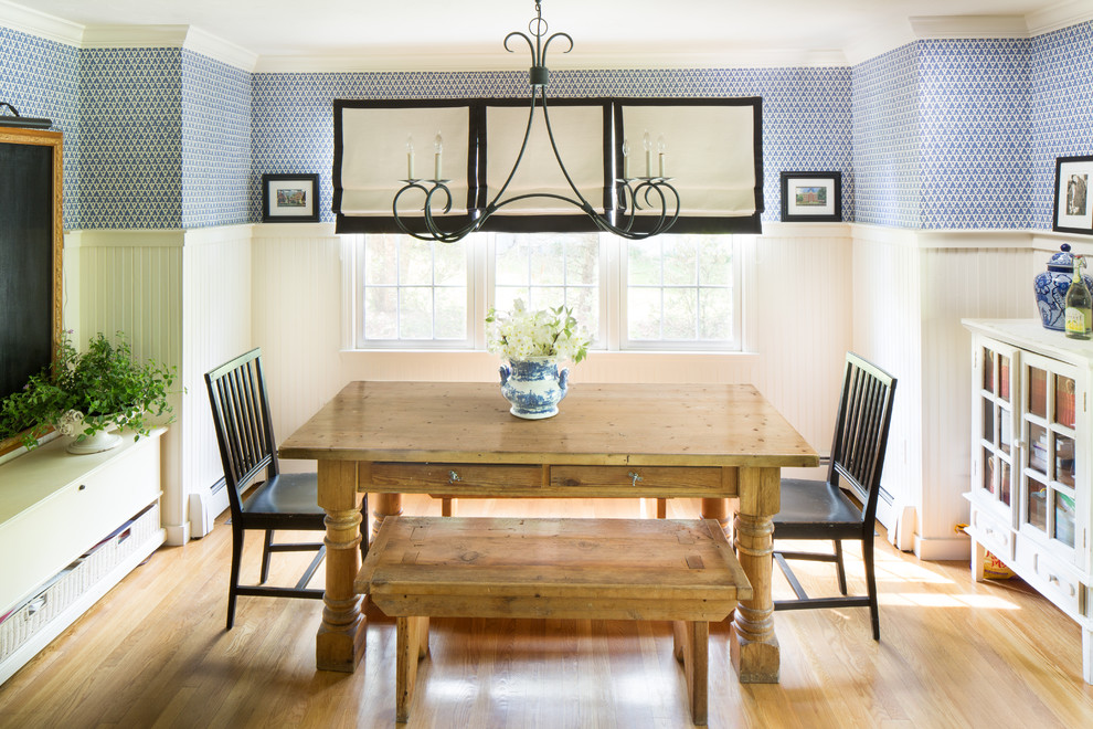 Diseño de comedor de cocina de estilo de casa de campo de tamaño medio con paredes azules y suelo de madera clara