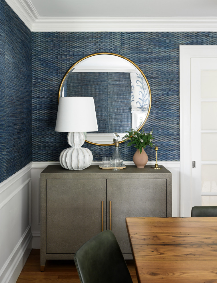 На фото: отдельная столовая в стиле неоклассика (современная классика) с синими стенами и обоями на стенах