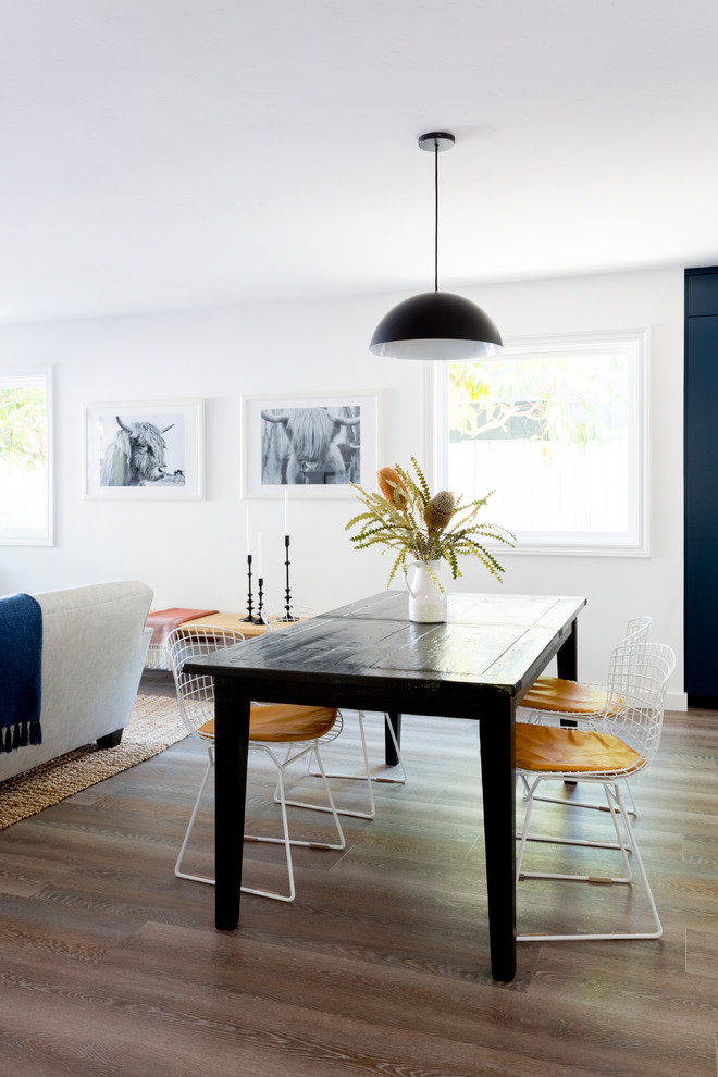 Diseño de comedor clásico renovado, abierto, con paredes blancas, suelo de madera oscura y suelo marrón
