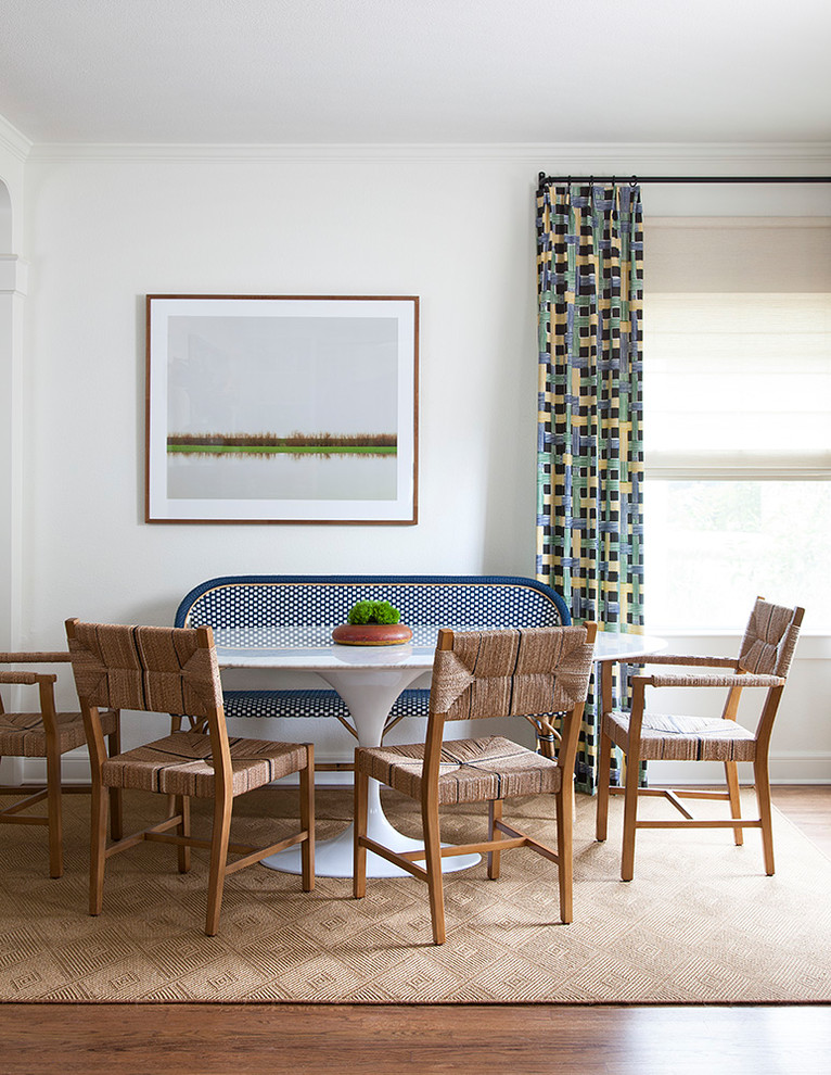 Источник вдохновения для домашнего уюта: столовая в стиле неоклассика (современная классика) с белыми стенами и паркетным полом среднего тона
