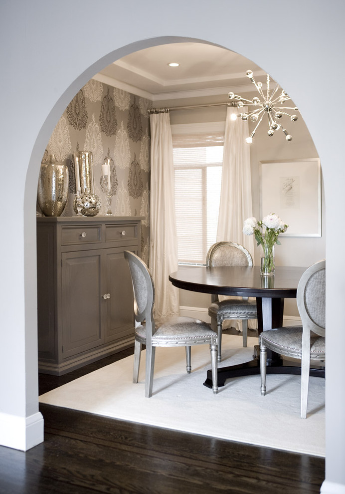 Пример оригинального дизайна: отдельная столовая в стиле неоклассика (современная классика) с серыми стенами, темным паркетным полом и коричневым полом