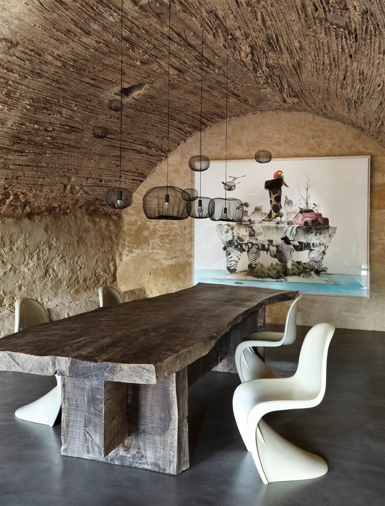 Idee per una sala da pranzo bohémian con pareti beige, pavimento in cemento, nessun camino e pavimento grigio