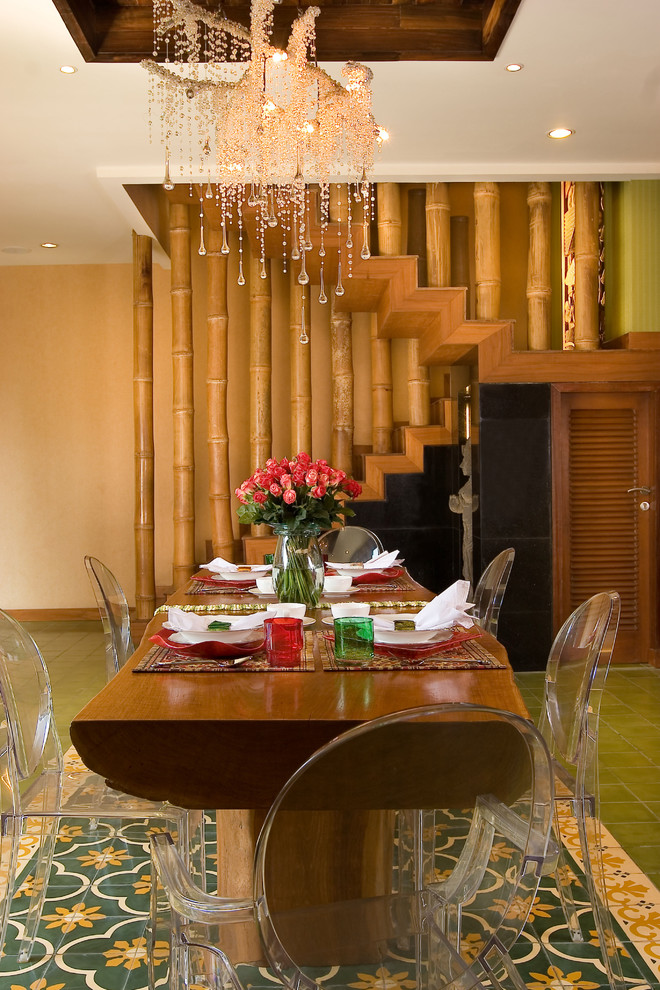 Esempio di una sala da pranzo bohémian con pareti beige