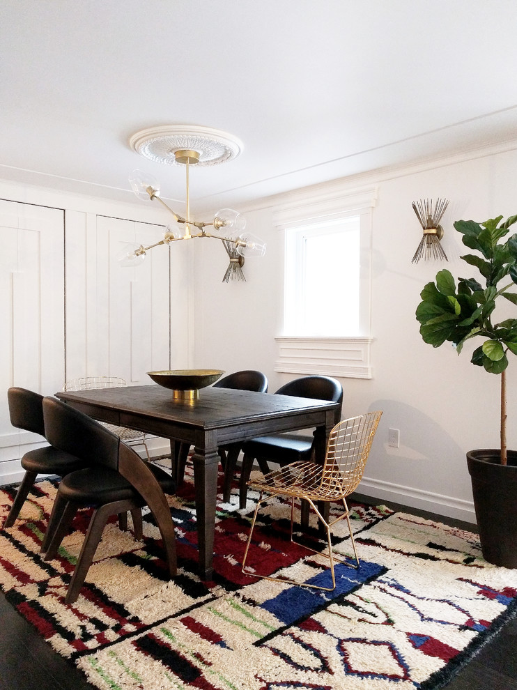 Mittelgroße Stilmix Wohnküche mit weißer Wandfarbe, dunklem Holzboden und braunem Boden in New York