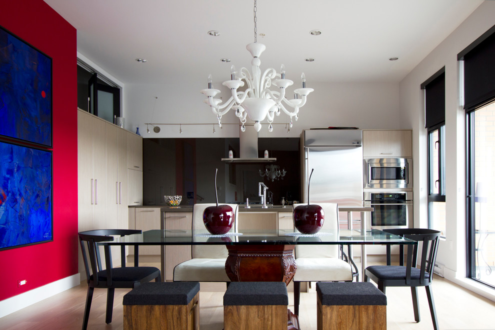 Стильный дизайн: кухня-столовая среднего размера в стиле фьюжн с красными стенами - последний тренд