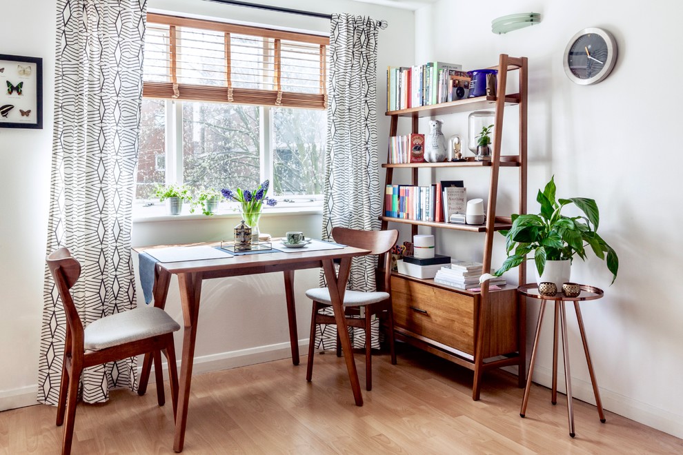 Idee per una piccola sala da pranzo minimalista con pareti bianche, parquet chiaro e pavimento beige