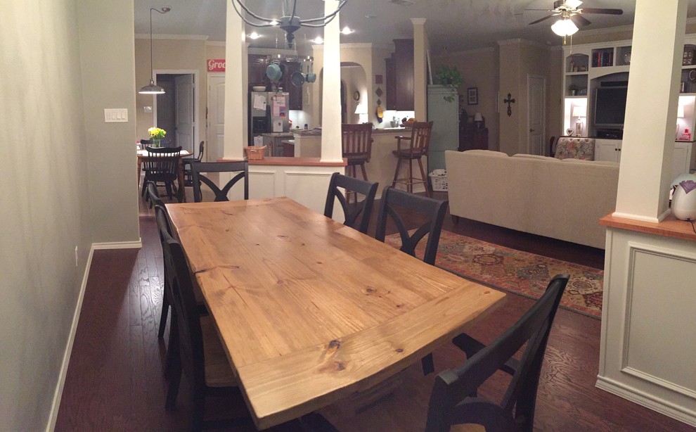 Foto di una sala da pranzo aperta verso la cucina stile americano di medie dimensioni con pareti beige, pavimento in vinile e nessun camino