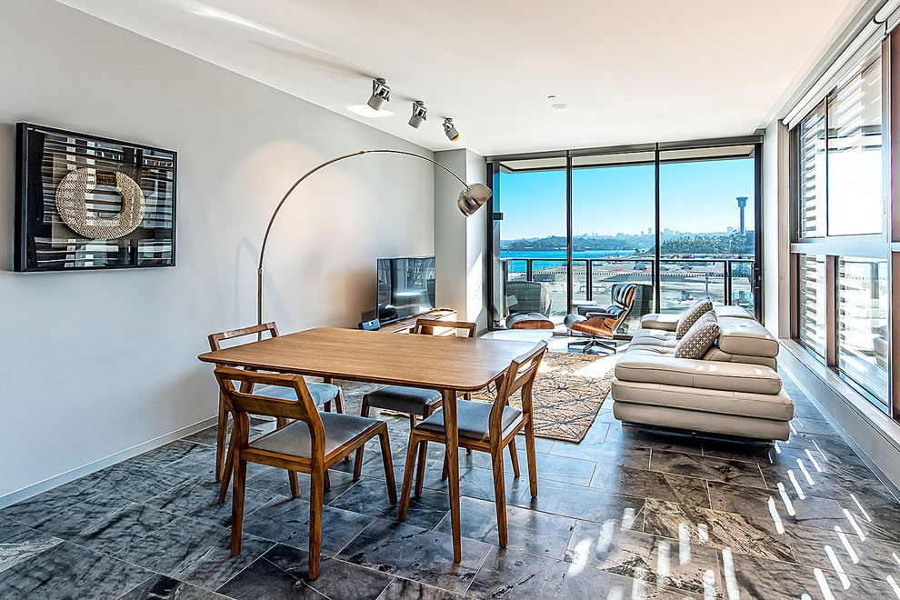Свежая идея для дизайна: гостиная-столовая в современном стиле с серыми стенами без камина - отличное фото интерьера