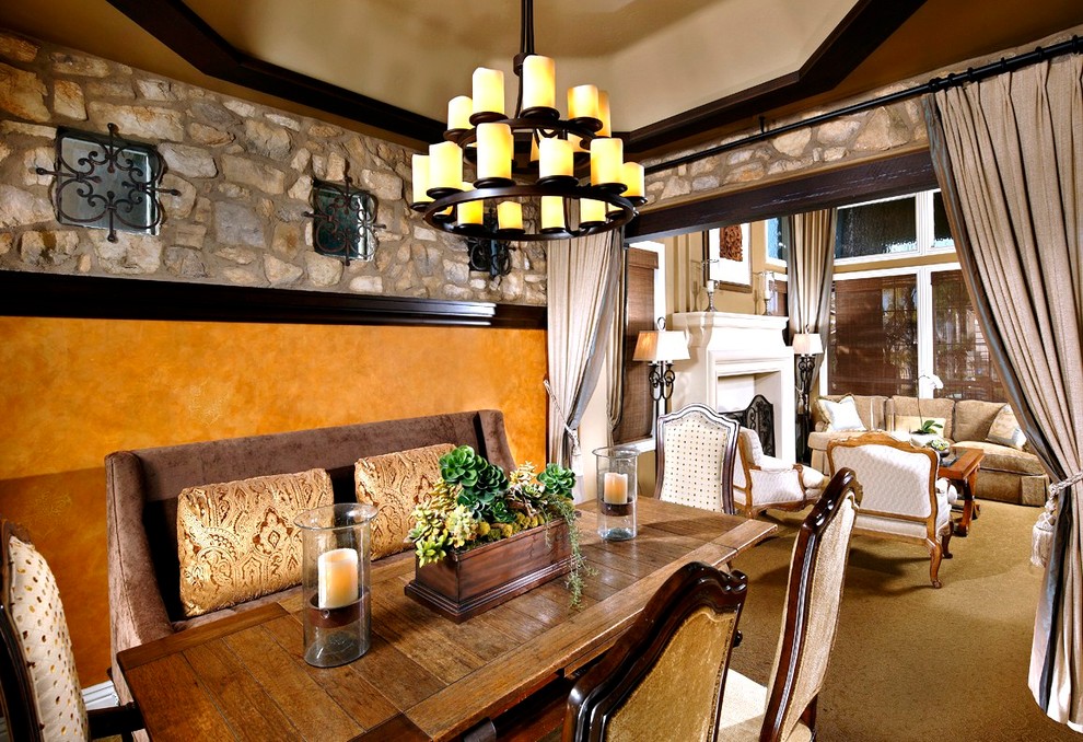 Источник вдохновения для домашнего уюта: отдельная столовая в средиземноморском стиле с ковровым покрытием и желтыми стенами