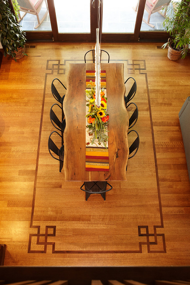 Exemple d'une salle à manger craftsman avec un sol en bois brun.