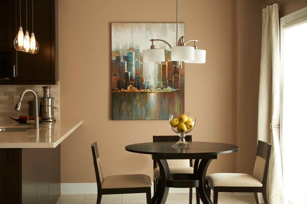 Immagine di una sala da pranzo aperta verso il soggiorno contemporanea di medie dimensioni con pareti beige e pavimento con piastrelle in ceramica