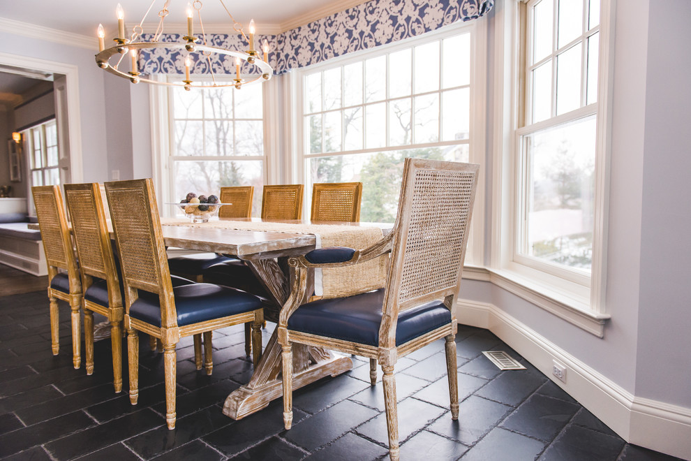 На фото: кухня-столовая среднего размера в стиле кантри с синими стенами, полом из керамической плитки и черным полом без камина