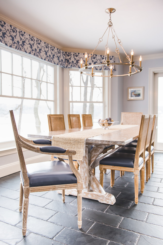 Idée de décoration pour une salle à manger ouverte sur la cuisine champêtre de taille moyenne avec un mur bleu, aucune cheminée, un sol noir et un sol en carrelage de céramique.