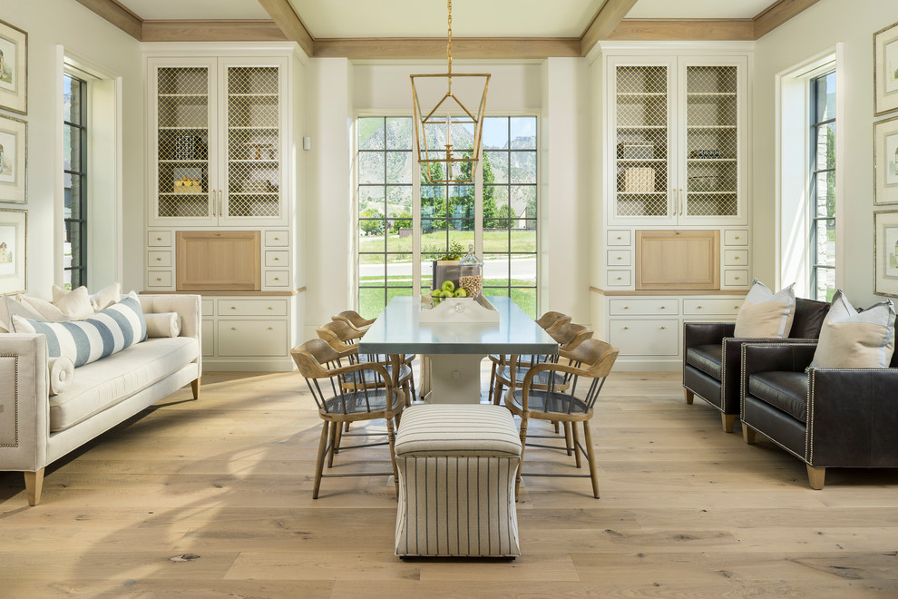 Imagen de comedor clásico abierto con paredes blancas y suelo de madera clara