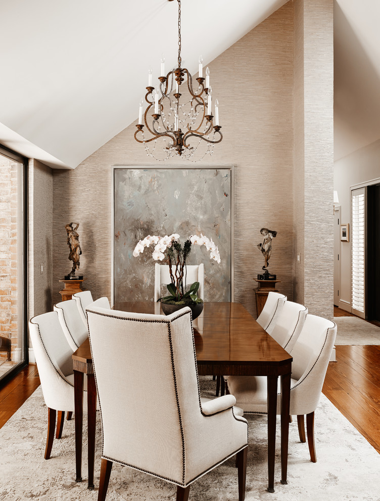 Idée de décoration pour une salle à manger tradition avec un mur beige et un sol en bois brun.