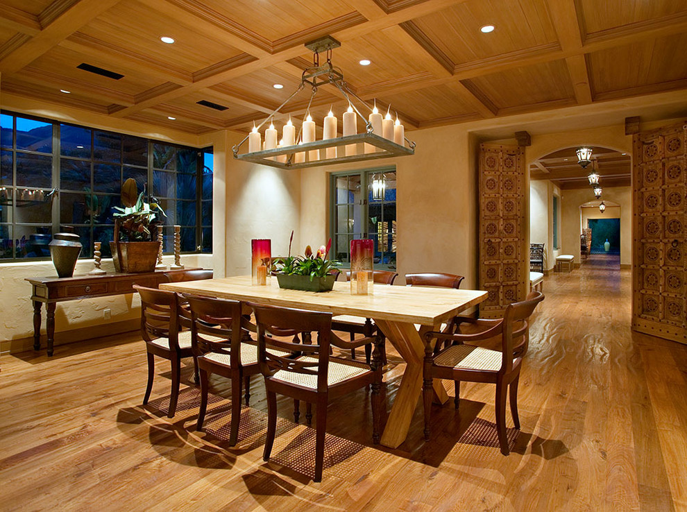 Ispirazione per una sala da pranzo eclettica con pareti beige e pavimento in legno massello medio