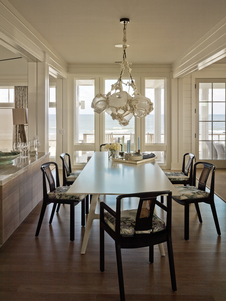 Idee per una sala da pranzo stile marino con pareti bianche, pavimento in legno massello medio e pavimento marrone