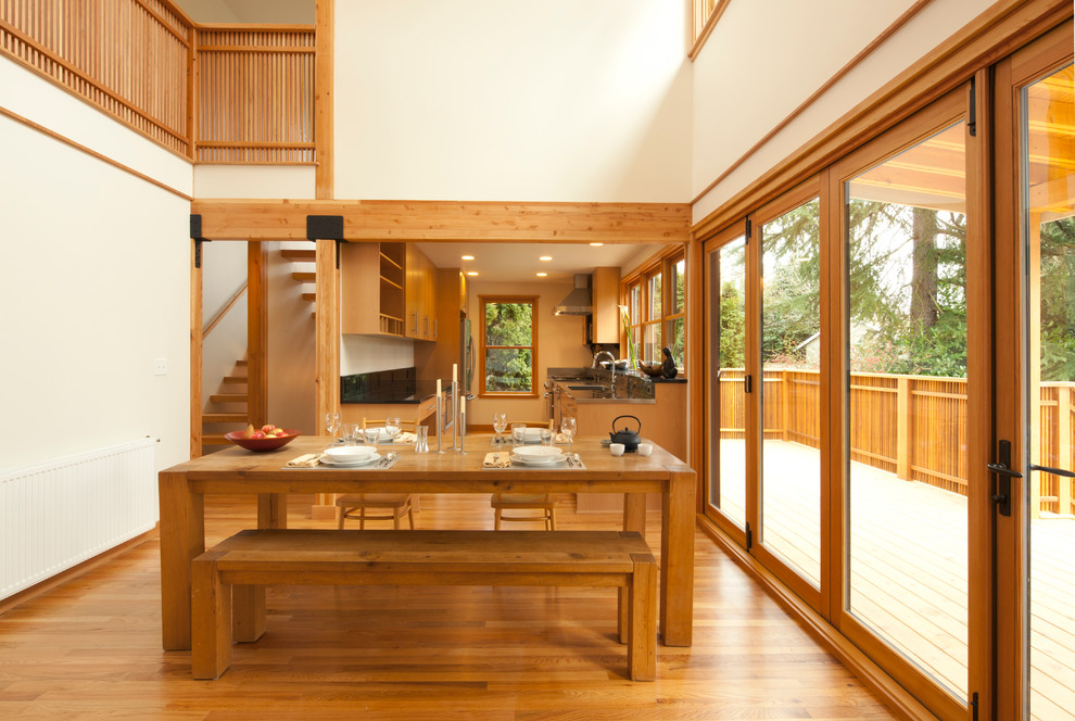 Asiatische Wohnküche mit weißer Wandfarbe und braunem Holzboden in Seattle