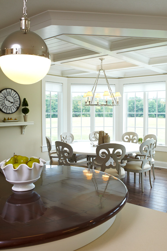 Klassische Wohnküche mit beiger Wandfarbe, braunem Holzboden und braunem Boden in Grand Rapids