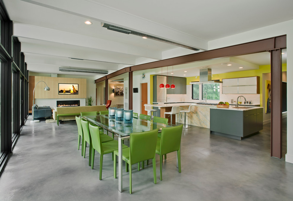 Diseño de comedor contemporáneo grande abierto sin chimenea con paredes blancas, suelo de cemento y suelo gris