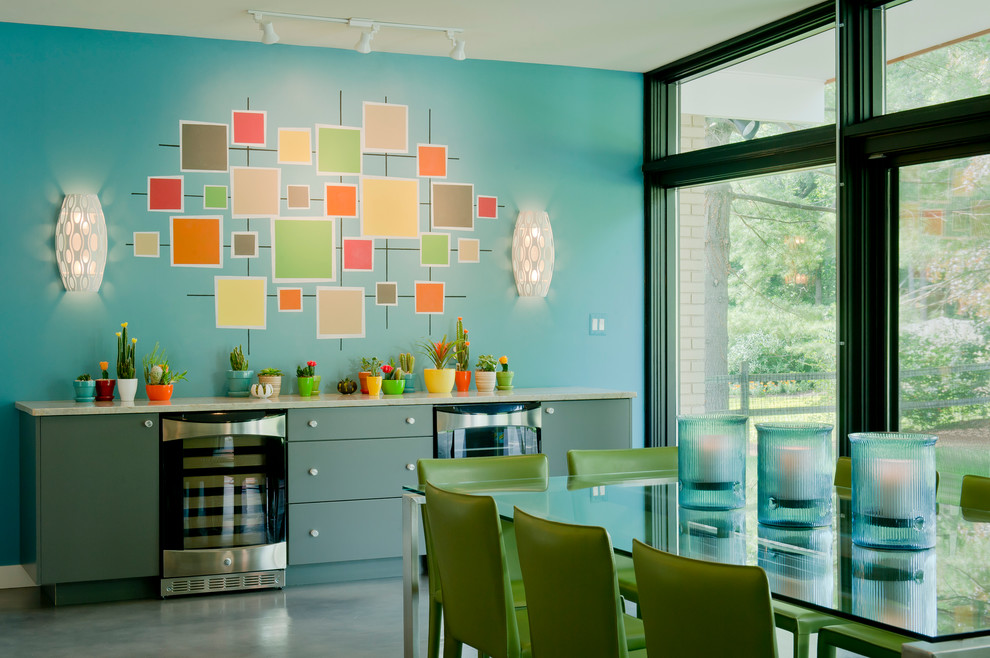 Exemple d'une grande salle à manger ouverte sur le salon tendance avec un mur bleu, sol en béton ciré, aucune cheminée et un sol gris.
