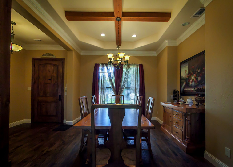 Inspiration pour une salle à manger ouverte sur le salon traditionnelle de taille moyenne avec un mur jaune, un sol en bois brun et aucune cheminée.