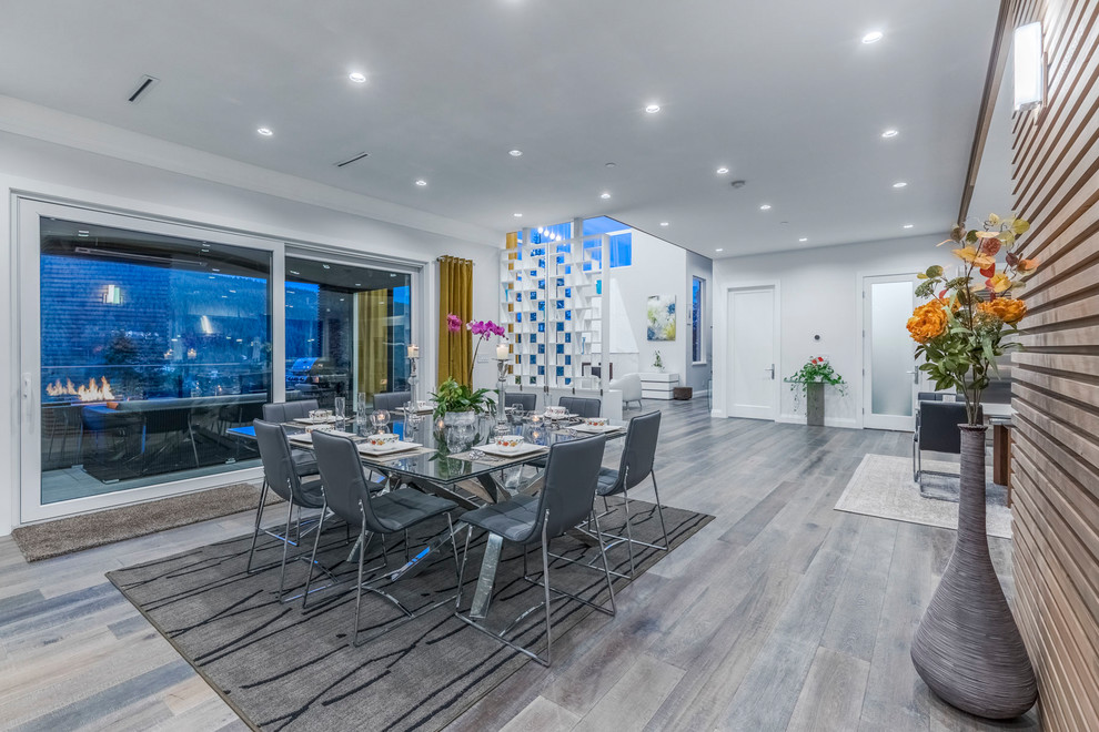 This is an example of a modern dining room in Seattle.