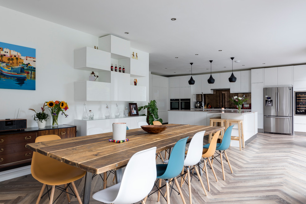 Diseño de comedor contemporáneo con paredes blancas, suelo de madera clara y suelo beige